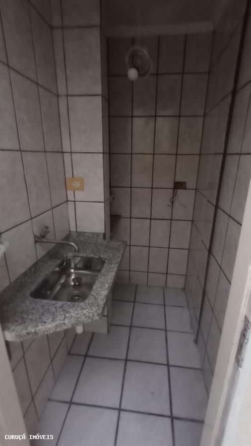 Casa para alugar com 4 quartos, 200m² - Foto 14